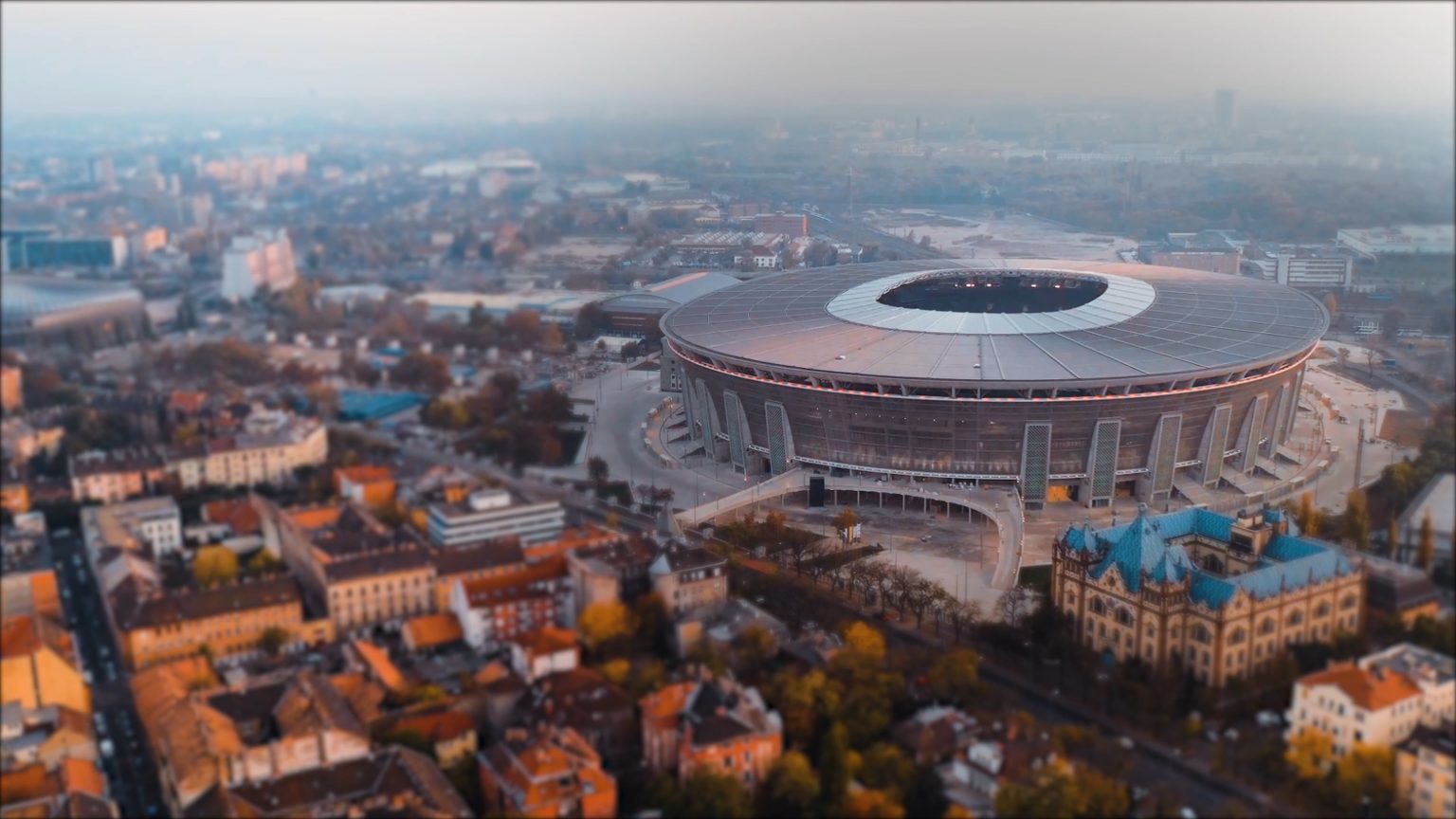 Légifelvétel a Puskás Arénáról naplementében, céges imázsfilm készítése nemzeti jelentőségű helyszínről.