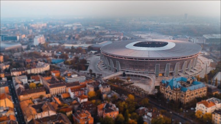 Légifelvétel a Puskás Arénáról naplementében, céges imázsfilm készítése nemzeti jelentőségű helyszínről.