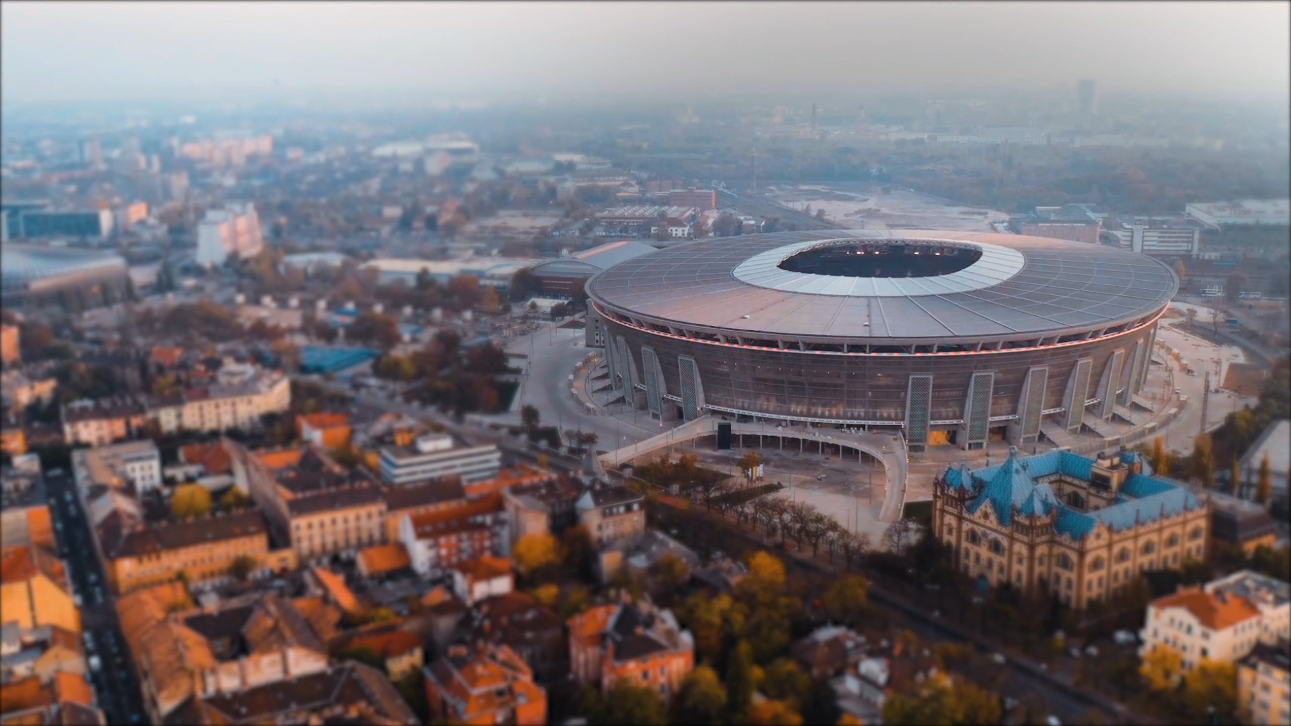 Légifelvétel a Puskás Arénáról naplementében, céges imázsfilm készítése nemzeti jelentőségű helyszínről.