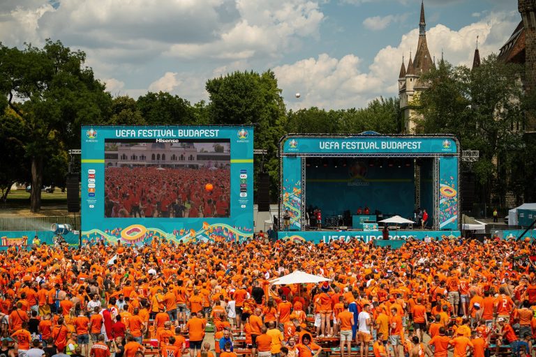 Hangulatos pillanat a budapesti UEFA Fesztiválról, professzionális rendezvényfotózás.