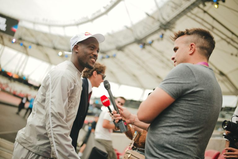 Usain Bolt interjút ad a z ODPictures stábjának a budapesti WAUC-on.