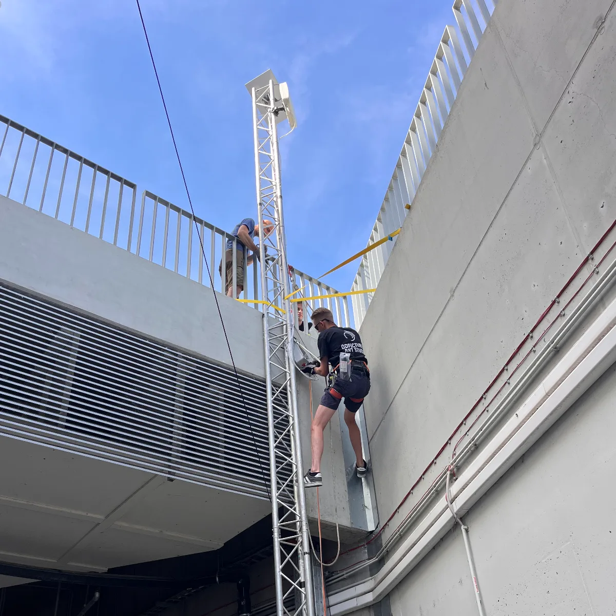 Helyszíni internet-infrastruktúra kiépítése mászókötél segítségével a WAUC eseményen - OD Pictures