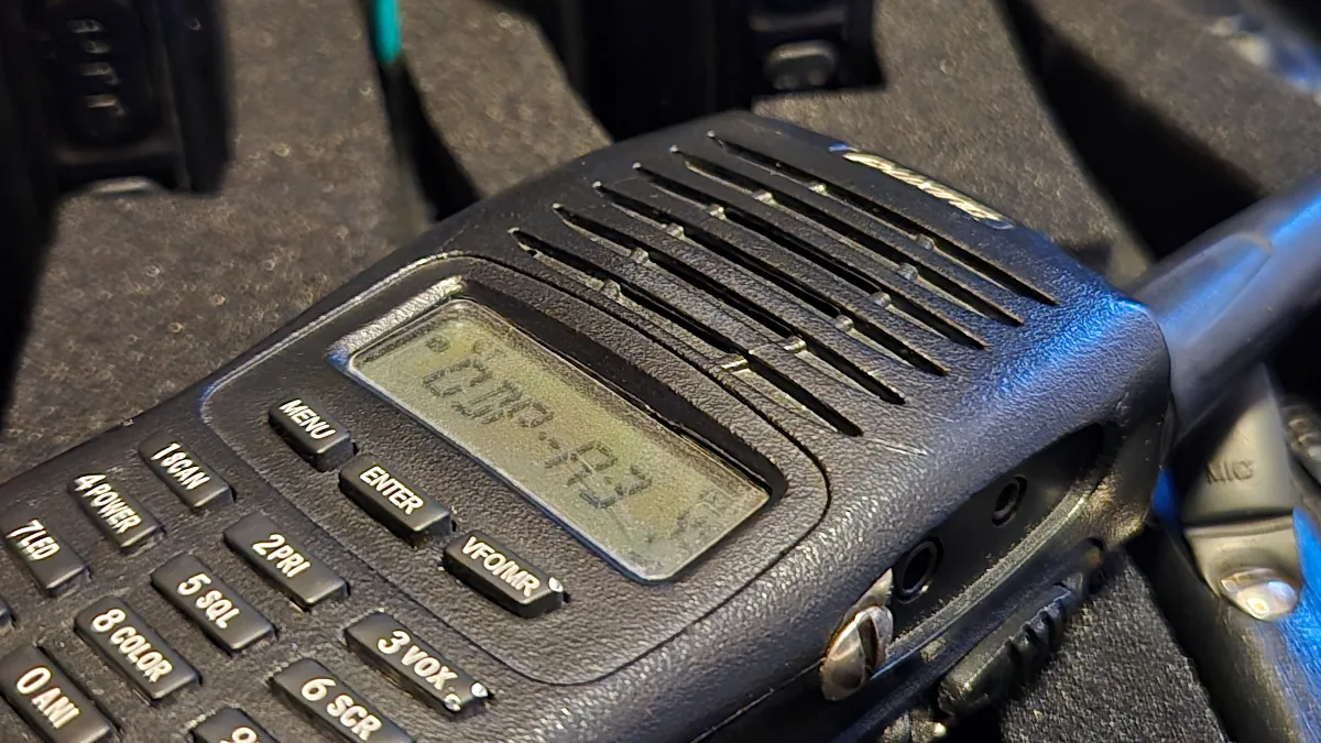 UHF rádiók a helyszíni stábkommunikációhoz szállítóbőröndben - OD Pictures