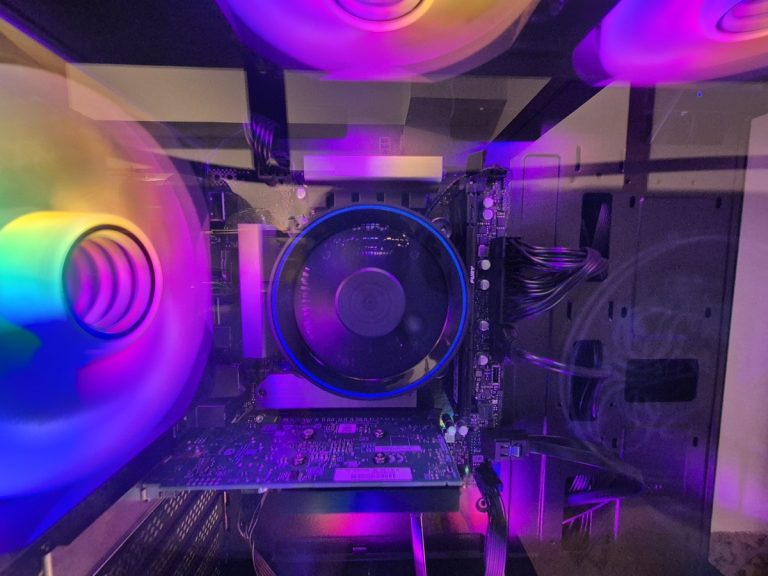 RGB-világítású számítógép belső alkatrészei