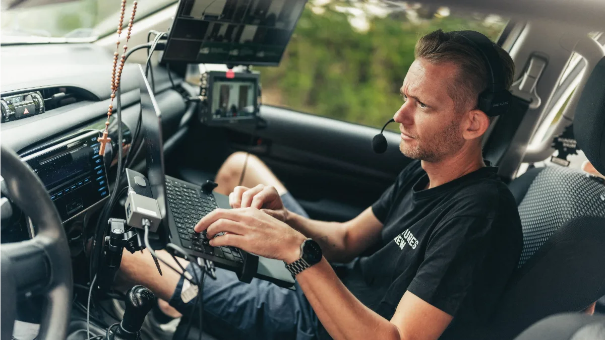 Mobil közvetítési eszközöket kezelő szakember egy járműben